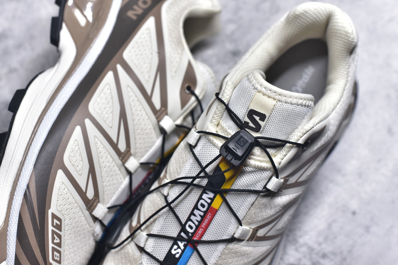 图片[9]-#法国户外品牌-萨洛蒙 Salomon XT-6 萨洛蒙复古潮流户外机能登山跑鞋 纯原外贸平台特供订单 耗时半年巨作 全套原纸板楦头开发 原厂特供网布配套加持 确保原汁原味 完美呈现版型 原档数据独家私模五层组合大底 男女鞋同步官方开发至46.5 原装Ortholite轻量化鞋垫 中底布带钢印编号 原厂TPU锁扣 进口港宝加持 后跟自然饱满 还原公司包裹性 鞋面以“锯齿”状的包裹系统呈现 在基色底之下加入了各种色点缀 将公司的最新技术和时尚前卫的造型融入耐用的长跑款式中 鞋面由 TPU 薄膜制成 并焊接在高耐磨网眼上 使其既时尚又坚固 由 ACS底盘支撑 可增强稳定性和支撑力 以及由橡胶凸耳 Contragrip外底覆盖的 EVA 缓冲中底 旨在应对崎岖的地形 鞋舌上的彩色Salomon 标签、Quicklace 系统以及鞋头、鞋舌和鞋跟上的附加品牌使细节更加完美 让穿着者可以轻松驾驭户外与通勤下的任何运动生活场景 无缝鞋身户外随意纵横 颜值与脚感兼备 出街通勤 绝对非常吸睛 你值得拥有 货号： 475822 263633 尺码：36 36.5 37.5 38 38.5 39 40 40.5 41 42 42.5 43 44 44.5 45 46 46.5-选品中心