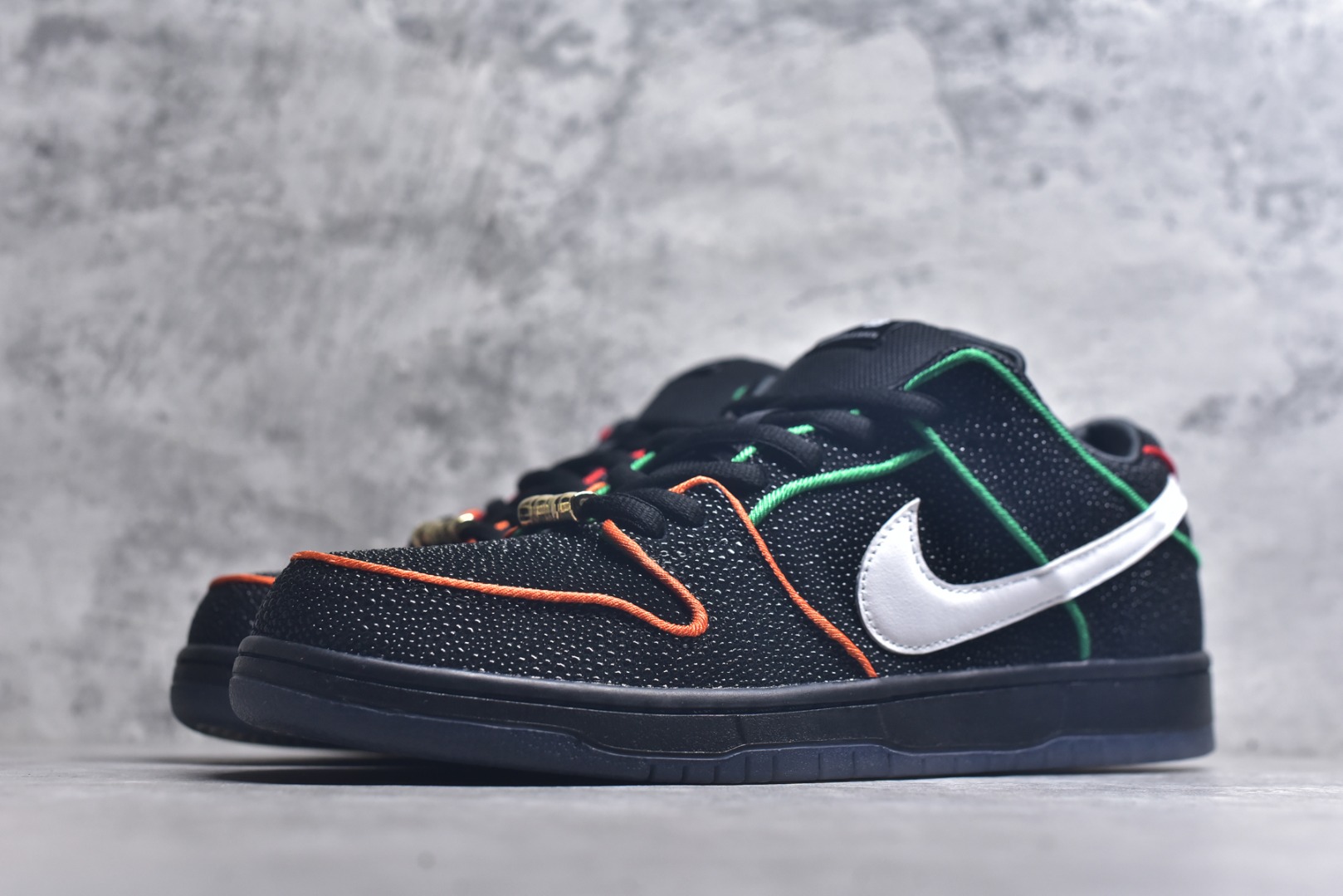 图片[2]-#Bronx Girls Skate x NK Dunk SB Low Pro QS 经典舒适耐磨低帮板鞋 男女同款 黑色 魔鬼鱼鸳鸯 HV1664-001 独家原厂航空铝磨具打磨大底 鞋头坡度极致还原 原盒原配 圈内天花板工艺 原厂冲刀 超高清洁度 全鞋零毛边皮料切割 全套原楦原模倾力打造完美版型 采用原厂百宏鞋带以及原厂百宏织唛舌标 内标可供原厂几率过验 原厂中底布黄色点胶 原厂中底布拉帮走线遵循公司️尺码：36 36.5 37.5 38 38.5 39 40 40.5 41 42 42.5 43 44 44.5 45 46 47.5-选品中心