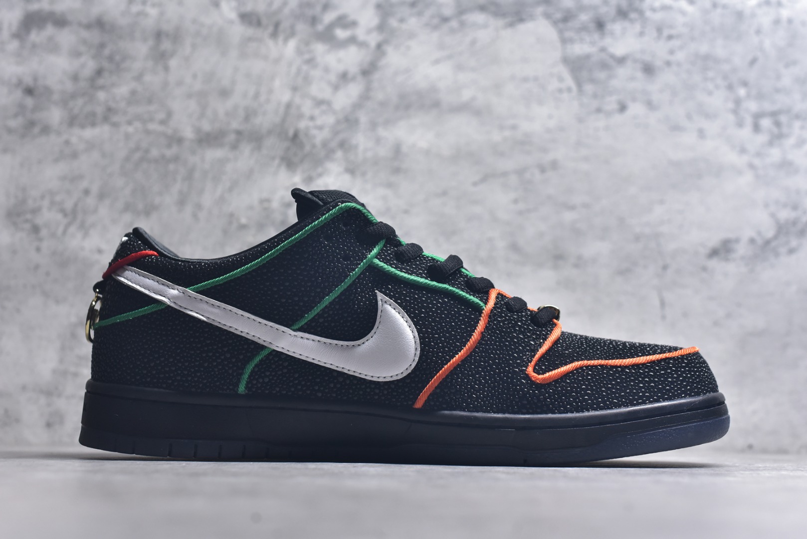 图片[3]-#Bronx Girls Skate x NK Dunk SB Low Pro QS 经典舒适耐磨低帮板鞋 男女同款 黑色 魔鬼鱼鸳鸯 HV1664-001 独家原厂航空铝磨具打磨大底 鞋头坡度极致还原 原盒原配 圈内天花板工艺 原厂冲刀 超高清洁度 全鞋零毛边皮料切割 全套原楦原模倾力打造完美版型 采用原厂百宏鞋带以及原厂百宏织唛舌标 内标可供原厂几率过验 原厂中底布黄色点胶 原厂中底布拉帮走线遵循公司️尺码：36 36.5 37.5 38 38.5 39 40 40.5 41 42 42.5 43 44 44.5 45 46 47.5-选品中心