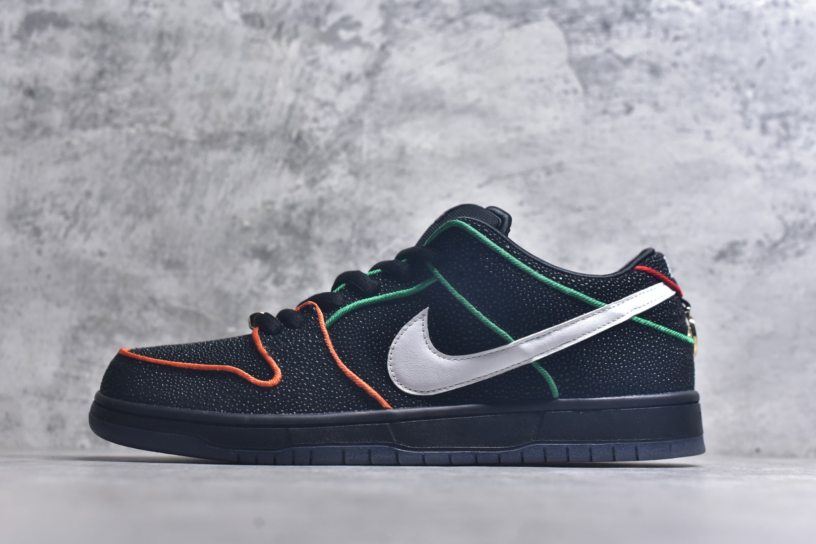 #Bronx Girls Skate x NK Dunk SB Low Pro QS 经典舒适耐磨低帮板鞋 男女同款 黑色 魔鬼鱼鸳鸯 HV1664-001 独家原厂航空铝磨具打磨大底 鞋头坡度极致还原 原盒原配 圈内天花板工艺 原厂冲刀 超高清洁度 全鞋零毛边皮料切割 全套原楦原模倾力打造完美版型 采用原厂百宏鞋带以及原厂百宏织唛舌标 内标可供原厂几率过验 原厂中底布黄色点胶 原厂中底布拉帮走线遵循公司️尺码：36 36.5 37.5 38 38.5 39 40 40.5 41 42 42.5 43 44 44.5 45 46 47.5-选品中心