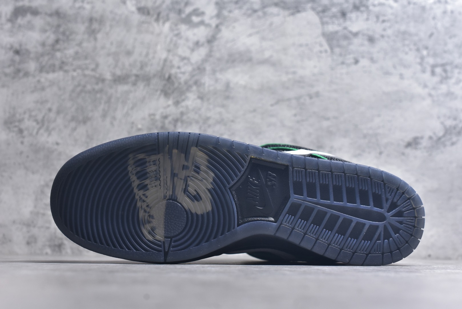 图片[6]-#Bronx Girls Skate x NK Dunk SB Low Pro QS 经典舒适耐磨低帮板鞋 男女同款 黑色 魔鬼鱼鸳鸯 HV1664-001 独家原厂航空铝磨具打磨大底 鞋头坡度极致还原 原盒原配 圈内天花板工艺 原厂冲刀 超高清洁度 全鞋零毛边皮料切割 全套原楦原模倾力打造完美版型 采用原厂百宏鞋带以及原厂百宏织唛舌标 内标可供原厂几率过验 原厂中底布黄色点胶 原厂中底布拉帮走线遵循公司️尺码：36 36.5 37.5 38 38.5 39 40 40.5 41 42 42.5 43 44 44.5 45 46 47.5-选品中心