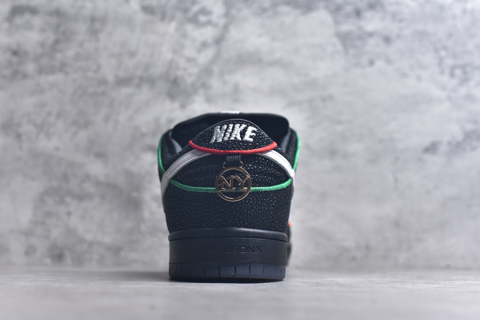 图片[5]-#Bronx Girls Skate x NK Dunk SB Low Pro QS 经典舒适耐磨低帮板鞋 男女同款 黑色 魔鬼鱼鸳鸯 HV1664-001 独家原厂航空铝磨具打磨大底 鞋头坡度极致还原 原盒原配 圈内天花板工艺 原厂冲刀 超高清洁度 全鞋零毛边皮料切割 全套原楦原模倾力打造完美版型 采用原厂百宏鞋带以及原厂百宏织唛舌标 内标可供原厂几率过验 原厂中底布黄色点胶 原厂中底布拉帮走线遵循公司️尺码：36 36.5 37.5 38 38.5 39 40 40.5 41 42 42.5 43 44 44.5 45 46 47.5-选品中心