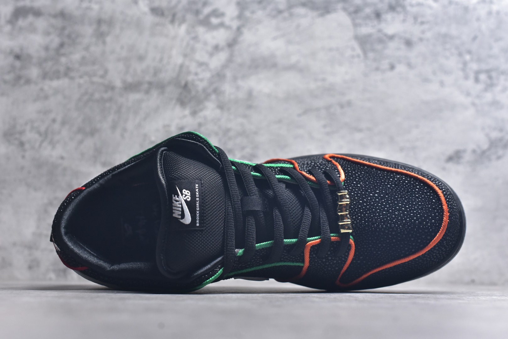 图片[4]-#Bronx Girls Skate x NK Dunk SB Low Pro QS 经典舒适耐磨低帮板鞋 男女同款 黑色 魔鬼鱼鸳鸯 HV1664-001 独家原厂航空铝磨具打磨大底 鞋头坡度极致还原 原盒原配 圈内天花板工艺 原厂冲刀 超高清洁度 全鞋零毛边皮料切割 全套原楦原模倾力打造完美版型 采用原厂百宏鞋带以及原厂百宏织唛舌标 内标可供原厂几率过验 原厂中底布黄色点胶 原厂中底布拉帮走线遵循公司️尺码：36 36.5 37.5 38 38.5 39 40 40.5 41 42 42.5 43 44 44.5 45 46 47.5-选品中心