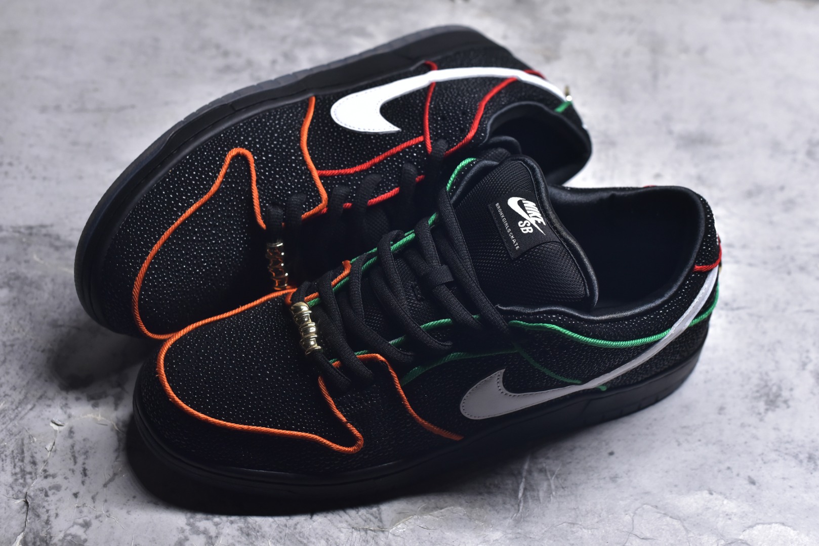 图片[7]-#Bronx Girls Skate x NK Dunk SB Low Pro QS 经典舒适耐磨低帮板鞋 男女同款 黑色 魔鬼鱼鸳鸯 HV1664-001 独家原厂航空铝磨具打磨大底 鞋头坡度极致还原 原盒原配 圈内天花板工艺 原厂冲刀 超高清洁度 全鞋零毛边皮料切割 全套原楦原模倾力打造完美版型 采用原厂百宏鞋带以及原厂百宏织唛舌标 内标可供原厂几率过验 原厂中底布黄色点胶 原厂中底布拉帮走线遵循公司️尺码：36 36.5 37.5 38 38.5 39 40 40.5 41 42 42.5 43 44 44.5 45 46 47.5-选品中心