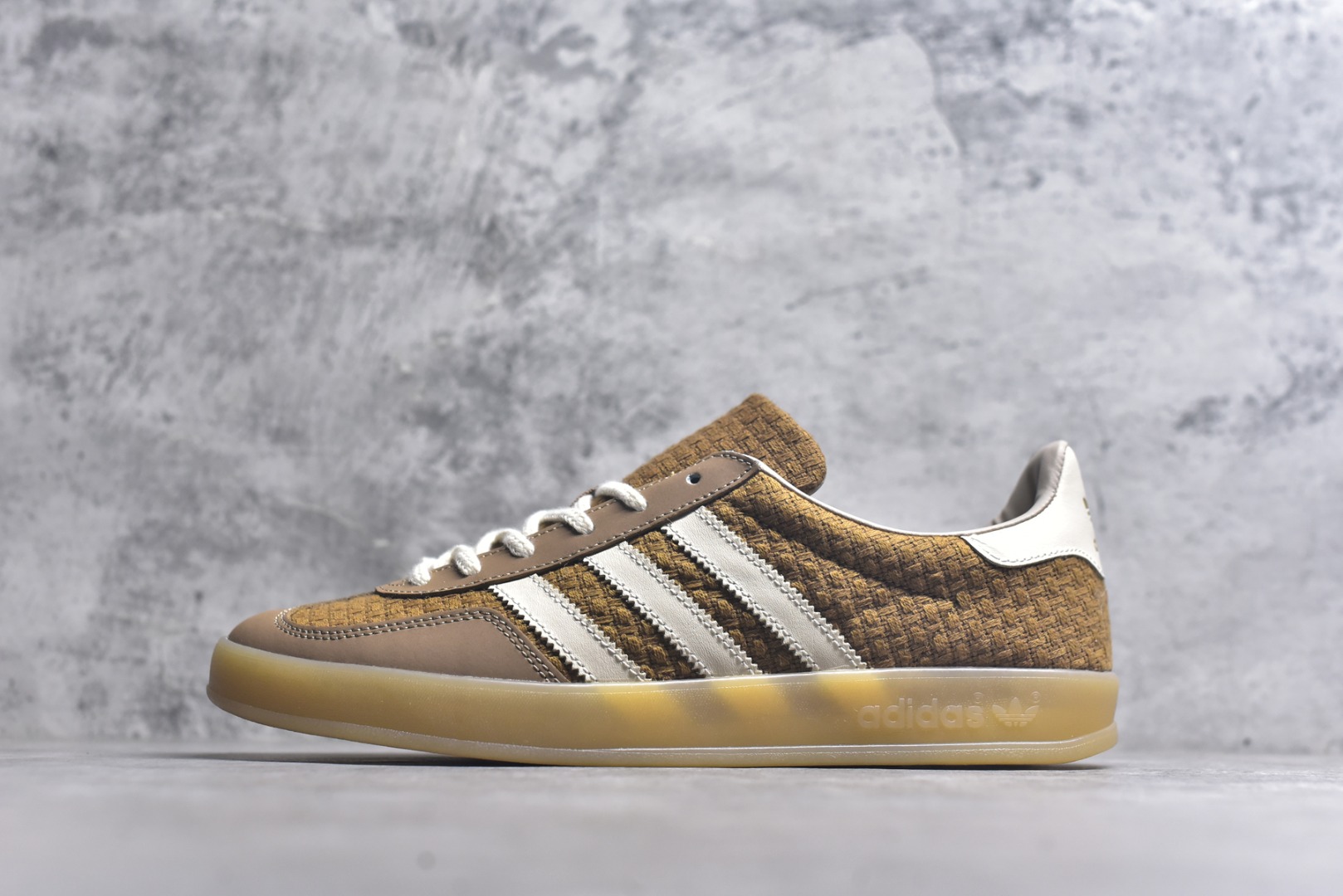 #AD Gazelle Indoor Trainers 羚羊内训系列低帮复古百搭休闲运动德训风板鞋 JR8851 90年代经典的复刻版！自60年代以足球训练鞋面世以来,Gazelle就以其经典设计席卷全球。1991年版本的复刻,再造经典Gazelle。采用皮革打造,搭配浊色细节,让这款经典更加简约。尺码：35.5-46-选品中心