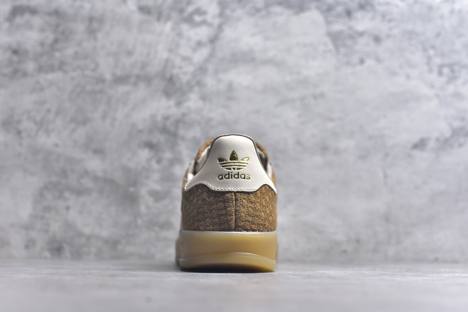 图片[5]-#AD Gazelle Indoor Trainers 羚羊内训系列低帮复古百搭休闲运动德训风板鞋 JR8851 90年代经典的复刻版！自60年代以足球训练鞋面世以来,Gazelle就以其经典设计席卷全球。1991年版本的复刻,再造经典Gazelle。采用皮革打造,搭配浊色细节,让这款经典更加简约。尺码：35.5-46-选品中心