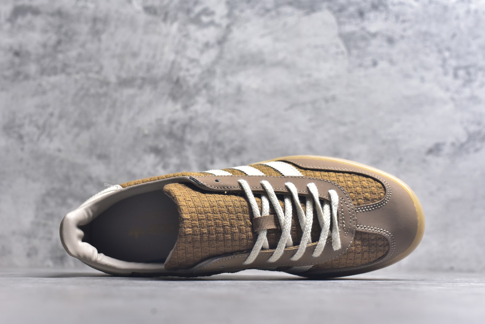 图片[4]-#AD Gazelle Indoor Trainers 羚羊内训系列低帮复古百搭休闲运动德训风板鞋 JR8851 90年代经典的复刻版！自60年代以足球训练鞋面世以来,Gazelle就以其经典设计席卷全球。1991年版本的复刻,再造经典Gazelle。采用皮革打造,搭配浊色细节,让这款经典更加简约。尺码：35.5-46-选品中心