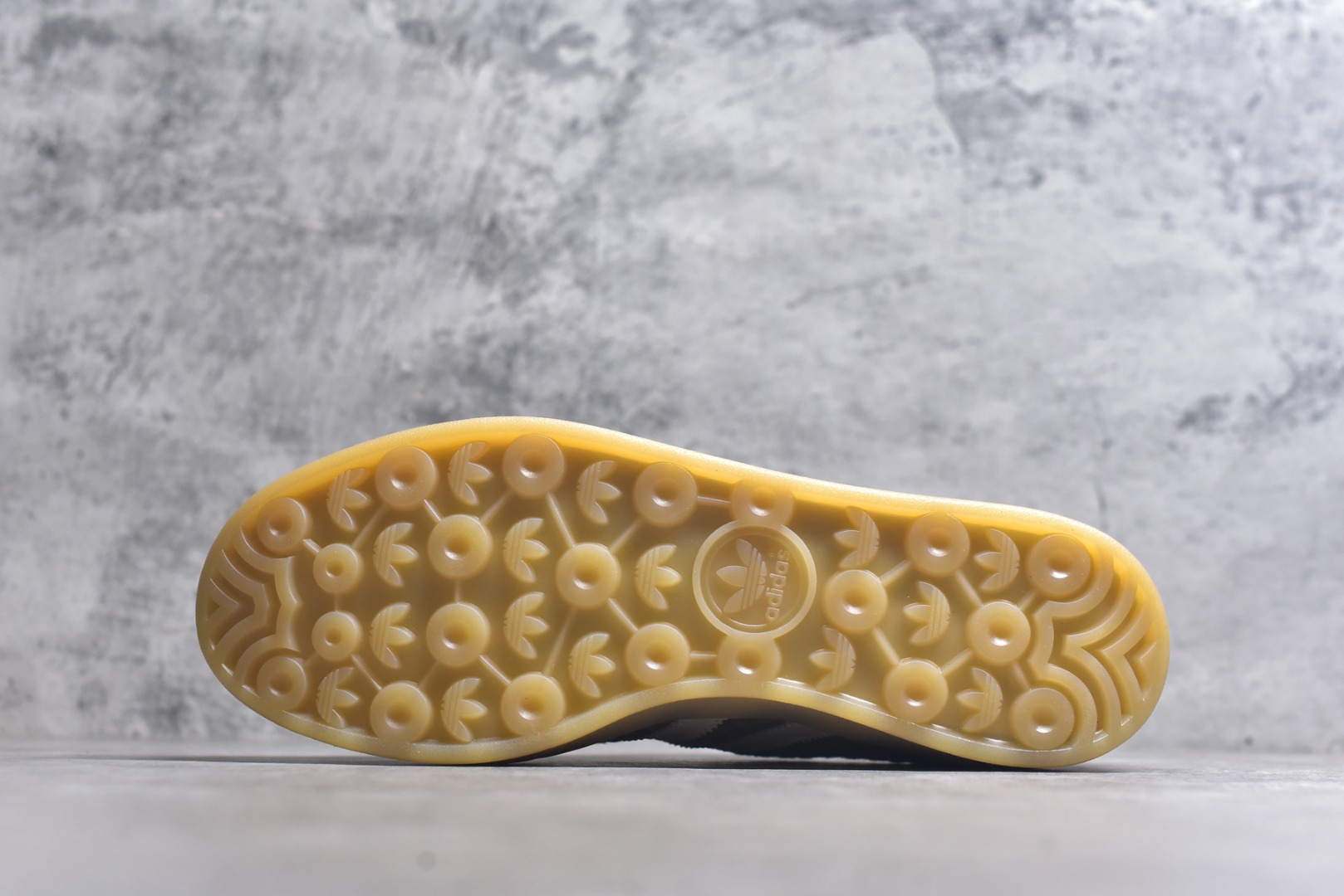 图片[6]-#AD Gazelle Indoor Trainers 羚羊内训系列低帮复古百搭休闲运动德训风板鞋 JR8851 90年代经典的复刻版！自60年代以足球训练鞋面世以来,Gazelle就以其经典设计席卷全球。1991年版本的复刻,再造经典Gazelle。采用皮革打造,搭配浊色细节,让这款经典更加简约。尺码：35.5-46-选品中心