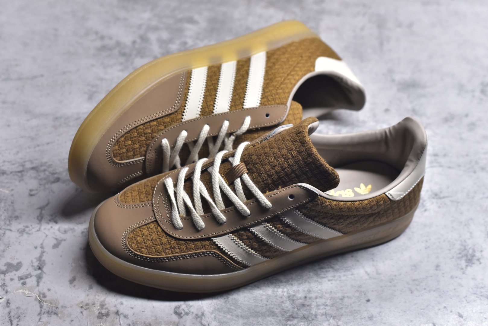 图片[7]-#AD Gazelle Indoor Trainers 羚羊内训系列低帮复古百搭休闲运动德训风板鞋 JR8851 90年代经典的复刻版！自60年代以足球训练鞋面世以来,Gazelle就以其经典设计席卷全球。1991年版本的复刻,再造经典Gazelle。采用皮革打造,搭配浊色细节,让这款经典更加简约。尺码：35.5-46-选品中心