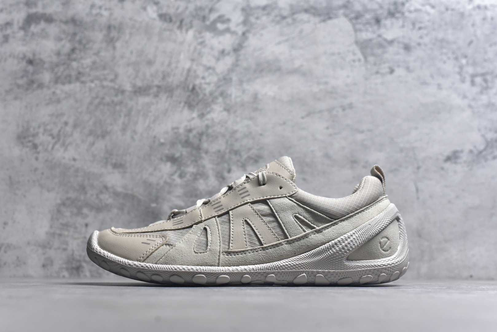 #ECCO 爱步运动鞋 25年新款户外薄底赤足鞋休闲鞋 802434 健步轻巧百搭 全新BIOM LITE系列创新薄底运动鞋 搭配多种材质拼接鞋面 透气舒适，时尚百搭，拓展无限穿搭可能 符合人体工学鞋楦 贴近天然足部形态唤醒运动本能 一体注塑大底 轻盈柔韧 抓地耐磨 大底采用FLUIDFORM™直接注塑科技 贴合脚部曲线，动态分散运动冲击 复古街头 时尚轻盈 畅行无界 女鞋尺码：36 37 38 39 男码 39 40 41 42 43 44 45-选品中心