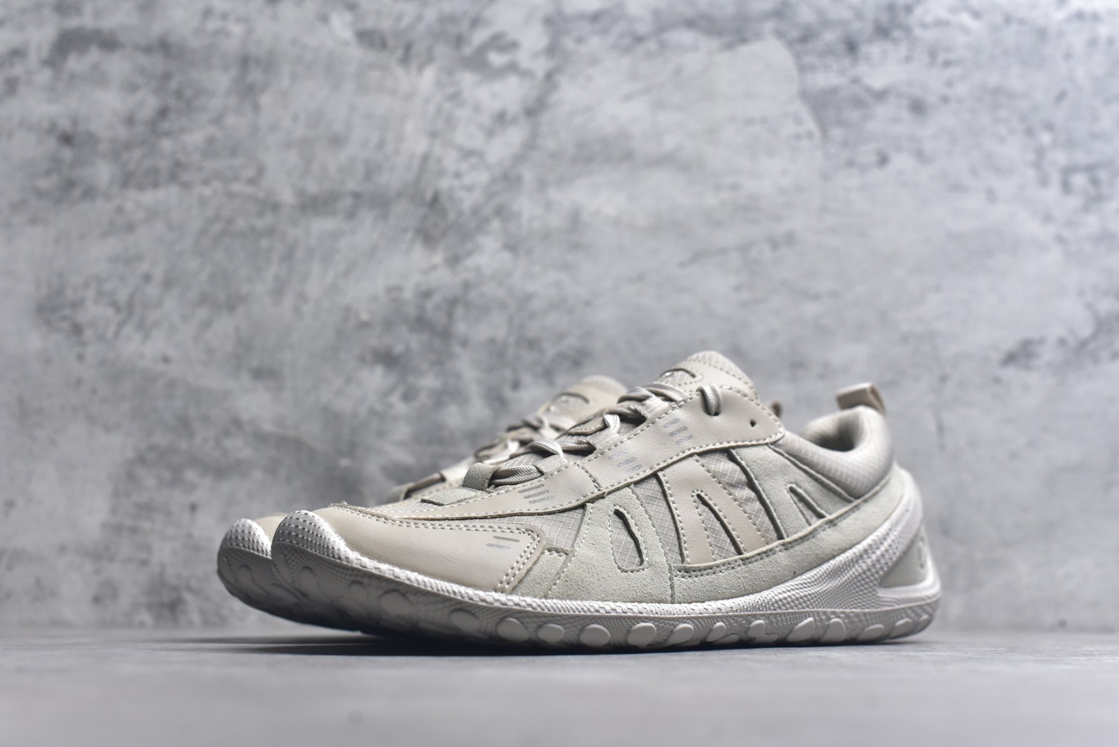 图片[2]-#ECCO 爱步运动鞋 25年新款户外薄底赤足鞋休闲鞋 802434 健步轻巧百搭 全新BIOM LITE系列创新薄底运动鞋 搭配多种材质拼接鞋面 透气舒适，时尚百搭，拓展无限穿搭可能 符合人体工学鞋楦 贴近天然足部形态唤醒运动本能 一体注塑大底 轻盈柔韧 抓地耐磨 大底采用FLUIDFORM™直接注塑科技 贴合脚部曲线，动态分散运动冲击 复古街头 时尚轻盈 畅行无界 女鞋尺码：36 37 38 39 男码 39 40 41 42 43 44 45-选品中心