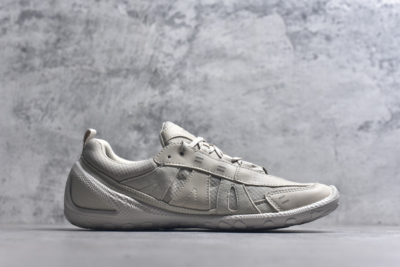 图片[3]-#ECCO 爱步运动鞋 25年新款户外薄底赤足鞋休闲鞋 802434 健步轻巧百搭 全新BIOM LITE系列创新薄底运动鞋 搭配多种材质拼接鞋面 透气舒适，时尚百搭，拓展无限穿搭可能 符合人体工学鞋楦 贴近天然足部形态唤醒运动本能 一体注塑大底 轻盈柔韧 抓地耐磨 大底采用FLUIDFORM™直接注塑科技 贴合脚部曲线，动态分散运动冲击 复古街头 时尚轻盈 畅行无界 女鞋尺码：36 37 38 39 男码 39 40 41 42 43 44 45-选品中心