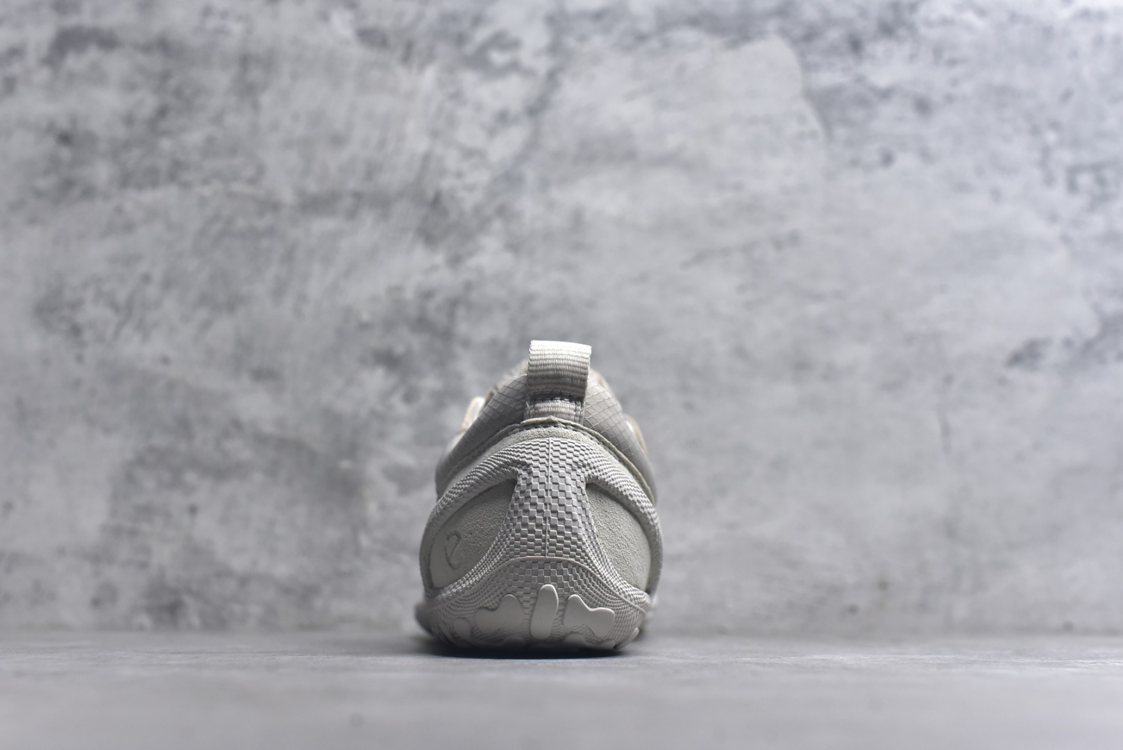 图片[5]-#ECCO 爱步运动鞋 25年新款户外薄底赤足鞋休闲鞋 802434 健步轻巧百搭 全新BIOM LITE系列创新薄底运动鞋 搭配多种材质拼接鞋面 透气舒适，时尚百搭，拓展无限穿搭可能 符合人体工学鞋楦 贴近天然足部形态唤醒运动本能 一体注塑大底 轻盈柔韧 抓地耐磨 大底采用FLUIDFORM™直接注塑科技 贴合脚部曲线，动态分散运动冲击 复古街头 时尚轻盈 畅行无界 女鞋尺码：36 37 38 39 男码 39 40 41 42 43 44 45-选品中心