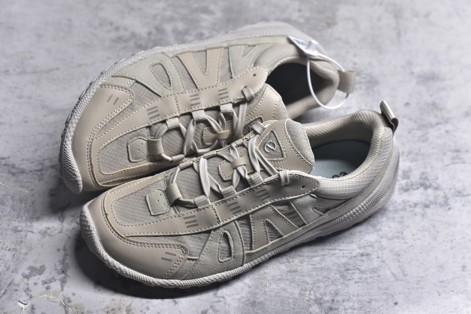 图片[7]-#ECCO 爱步运动鞋 25年新款户外薄底赤足鞋休闲鞋 802434 健步轻巧百搭 全新BIOM LITE系列创新薄底运动鞋 搭配多种材质拼接鞋面 透气舒适，时尚百搭，拓展无限穿搭可能 符合人体工学鞋楦 贴近天然足部形态唤醒运动本能 一体注塑大底 轻盈柔韧 抓地耐磨 大底采用FLUIDFORM™直接注塑科技 贴合脚部曲线，动态分散运动冲击 复古街头 时尚轻盈 畅行无界 女鞋尺码：36 37 38 39 男码 39 40 41 42 43 44 45-选品中心