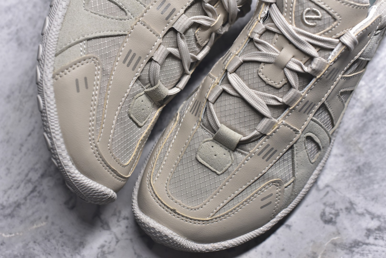 图片[8]-#ECCO 爱步运动鞋 25年新款户外薄底赤足鞋休闲鞋 802434 健步轻巧百搭 全新BIOM LITE系列创新薄底运动鞋 搭配多种材质拼接鞋面 透气舒适，时尚百搭，拓展无限穿搭可能 符合人体工学鞋楦 贴近天然足部形态唤醒运动本能 一体注塑大底 轻盈柔韧 抓地耐磨 大底采用FLUIDFORM™直接注塑科技 贴合脚部曲线，动态分散运动冲击 复古街头 时尚轻盈 畅行无界 女鞋尺码：36 37 38 39 男码 39 40 41 42 43 44 45-选品中心