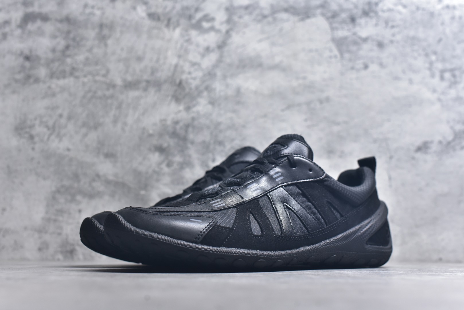 图片[2]-#ECCO 爱步运动鞋 25年新款户外薄底赤足鞋休闲鞋 802434 健步轻巧百搭 全新BIOM LITE系列创新薄底运动鞋 搭配多种材质拼接鞋面 透气舒适，时尚百搭，拓展无限穿搭可能 符合人体工学鞋楦 贴近天然足部形态唤醒运动本能 一体注塑大底 轻盈柔韧 抓地耐磨 大底采用FLUIDFORM™直接注塑科技 贴合脚部曲线，动态分散运动冲击 复古街头 时尚轻盈 畅行无界 女鞋尺码：36 37 38 39 男码 39 40 41 42 43 44 45-选品中心