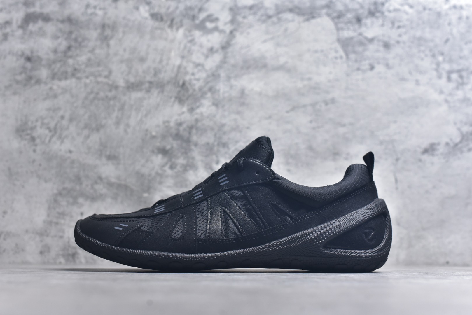 #ECCO 爱步运动鞋 25年新款户外薄底赤足鞋休闲鞋 802434 健步轻巧百搭 全新BIOM LITE系列创新薄底运动鞋 搭配多种材质拼接鞋面 透气舒适，时尚百搭，拓展无限穿搭可能 符合人体工学鞋楦 贴近天然足部形态唤醒运动本能 一体注塑大底 轻盈柔韧 抓地耐磨 大底采用FLUIDFORM™直接注塑科技 贴合脚部曲线，动态分散运动冲击 复古街头 时尚轻盈 畅行无界 女鞋尺码：36 37 38 39 男码 39 40 41 42 43 44 45-选品中心