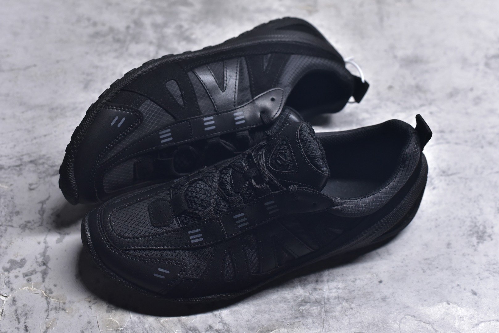 图片[7]-#ECCO 爱步运动鞋 25年新款户外薄底赤足鞋休闲鞋 802434 健步轻巧百搭 全新BIOM LITE系列创新薄底运动鞋 搭配多种材质拼接鞋面 透气舒适，时尚百搭，拓展无限穿搭可能 符合人体工学鞋楦 贴近天然足部形态唤醒运动本能 一体注塑大底 轻盈柔韧 抓地耐磨 大底采用FLUIDFORM™直接注塑科技 贴合脚部曲线，动态分散运动冲击 复古街头 时尚轻盈 畅行无界 女鞋尺码：36 37 38 39 男码 39 40 41 42 43 44 45-选品中心