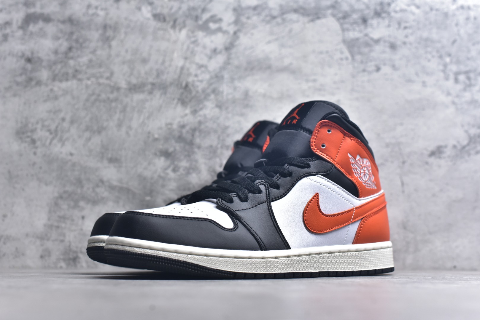图片[2]-#Air Jordan AJ1 Mid 中帮 黑橙扣碎 DQ8426-801 原厂内置全掌气垫 A模大底 头层小牛皮 鞋舌AJ原厂专用牛津布+AJ专用反口珍珠布+原厂无杂质高弹内里海棉 特殊封边弹力鞋带 全网唯一头层牛皮 原鞋开模 拒绝公底 购置公司同步原材料 原汁原味 忠于原版️尺码：36 36.5 37.5 38 38.5 39 40 40.5 41 42 42.5 43 44 44.5 45 46-选品中心