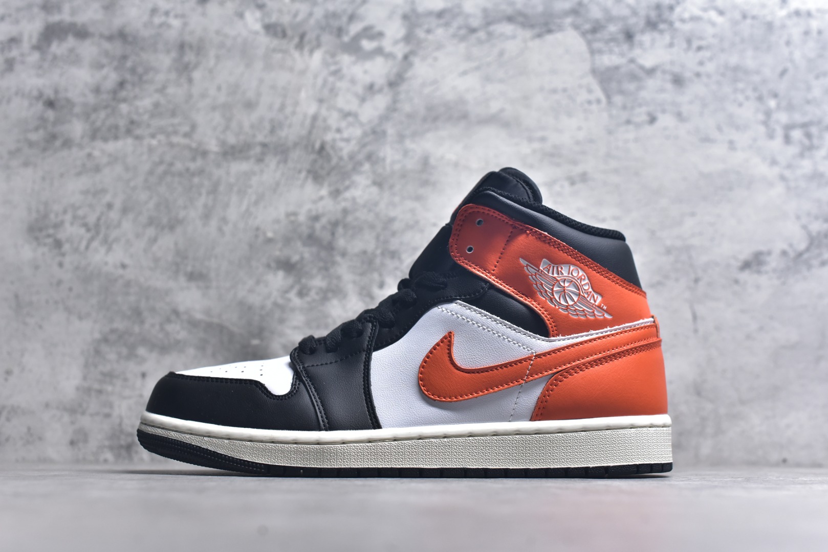 #Air Jordan AJ1 Mid 中帮 黑橙扣碎 DQ8426-801 原厂内置全掌气垫 A模大底 头层小牛皮 鞋舌AJ原厂专用牛津布+AJ专用反口珍珠布+原厂无杂质高弹内里海棉 特殊封边弹力鞋带 全网唯一头层牛皮 原鞋开模 拒绝公底 购置公司同步原材料 原汁原味 忠于原版️尺码：36 36.5 37.5 38 38.5 39 40 40.5 41 42 42.5 43 44 44.5 45 46-选品中心