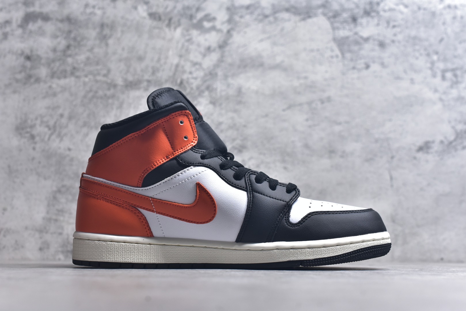 图片[3]-#Air Jordan AJ1 Mid 中帮 黑橙扣碎 DQ8426-801 原厂内置全掌气垫 A模大底 头层小牛皮 鞋舌AJ原厂专用牛津布+AJ专用反口珍珠布+原厂无杂质高弹内里海棉 特殊封边弹力鞋带 全网唯一头层牛皮 原鞋开模 拒绝公底 购置公司同步原材料 原汁原味 忠于原版️尺码：36 36.5 37.5 38 38.5 39 40 40.5 41 42 42.5 43 44 44.5 45 46-选品中心
