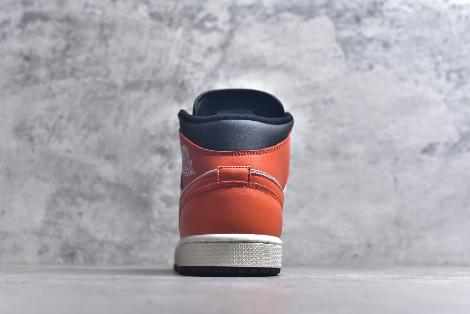 图片[5]-#Air Jordan AJ1 Mid 中帮 黑橙扣碎 DQ8426-801 原厂内置全掌气垫 A模大底 头层小牛皮 鞋舌AJ原厂专用牛津布+AJ专用反口珍珠布+原厂无杂质高弹内里海棉 特殊封边弹力鞋带 全网唯一头层牛皮 原鞋开模 拒绝公底 购置公司同步原材料 原汁原味 忠于原版️尺码：36 36.5 37.5 38 38.5 39 40 40.5 41 42 42.5 43 44 44.5 45 46-选品中心