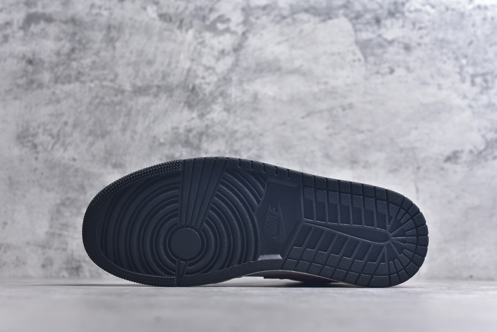 图片[6]-#Air Jordan AJ1 Mid 中帮 黑橙扣碎 DQ8426-801 原厂内置全掌气垫 A模大底 头层小牛皮 鞋舌AJ原厂专用牛津布+AJ专用反口珍珠布+原厂无杂质高弹内里海棉 特殊封边弹力鞋带 全网唯一头层牛皮 原鞋开模 拒绝公底 购置公司同步原材料 原汁原味 忠于原版️尺码：36 36.5 37.5 38 38.5 39 40 40.5 41 42 42.5 43 44 44.5 45 46-选品中心