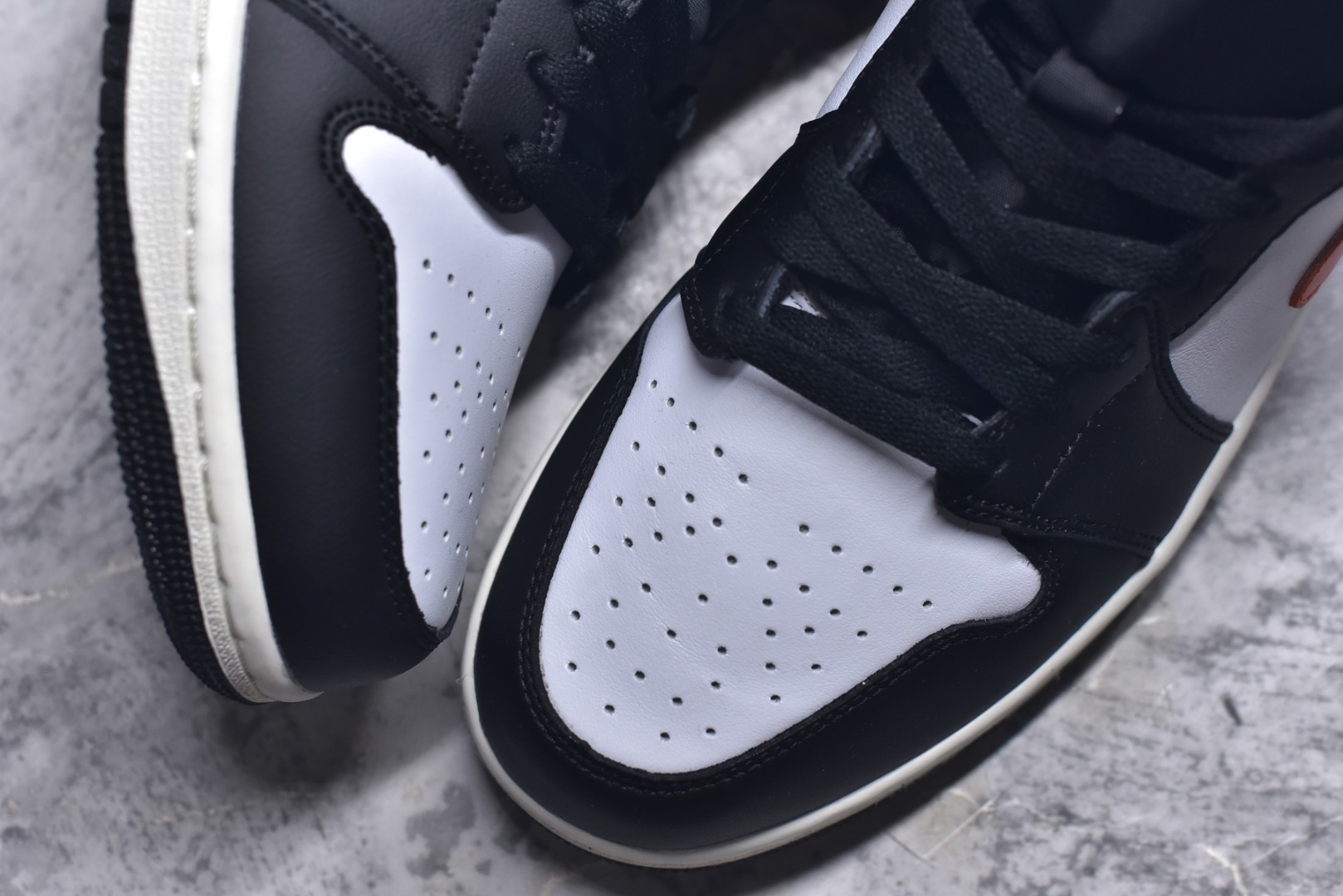 图片[8]-#Air Jordan AJ1 Mid 中帮 黑橙扣碎 DQ8426-801 原厂内置全掌气垫 A模大底 头层小牛皮 鞋舌AJ原厂专用牛津布+AJ专用反口珍珠布+原厂无杂质高弹内里海棉 特殊封边弹力鞋带 全网唯一头层牛皮 原鞋开模 拒绝公底 购置公司同步原材料 原汁原味 忠于原版️尺码：36 36.5 37.5 38 38.5 39 40 40.5 41 42 42.5 43 44 44.5 45 46-选品中心