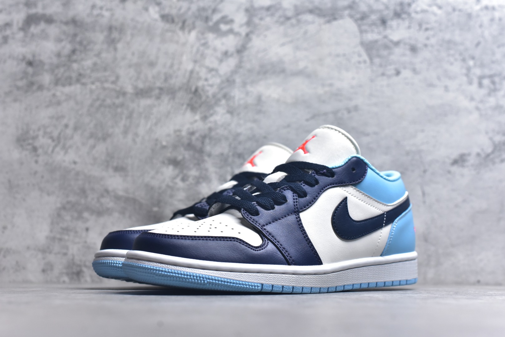 图片[2]-#Air Jordan AJ1 Low 低帮 553558-149 全新流水线出品 DT版本唯一平替选择 市场第二梯队最强版 全部原鞋开发 原楦原纸板开发 全鞋电脑针车 原厂内置全掌气垫 原盒内在原标 唯一Zp原版鞋带绑法 免检产品 全新2022版型 全头层皮料 完美零毛边处理 原厂配置全掌气垫 价格定位良心 几十个配色陆续出货 实拍调校N版已经零色差零失真 百分百还原实物色彩所见即所得 不存在货不对板色差等低级问题 选购参考实物拍摄 不混卖不参货 只用心做好货严格选品 承诺混一赔十 尺码：36 36.5 37.5 38 38.5 39 40 40.5 41 42 42.5 43 44 44.5 45 46-选品中心