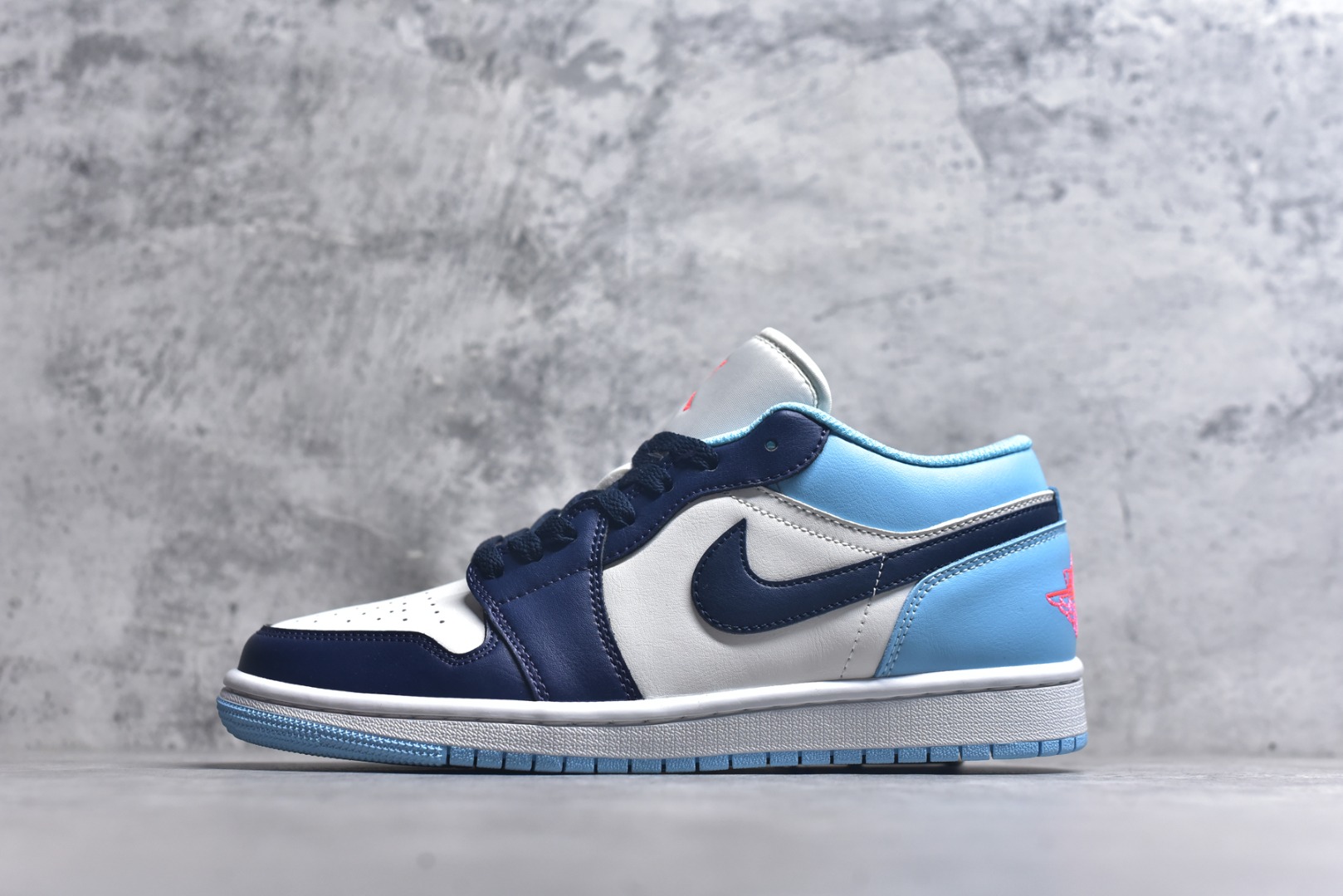 #Air Jordan AJ1 Low 低帮 553558-149 全新流水线出品 DT版本唯一平替选择 市场第二梯队最强版 全部原鞋开发 原楦原纸板开发 全鞋电脑针车 原厂内置全掌气垫 原盒内在原标 唯一Zp原版鞋带绑法 免检产品 全新2022版型 全头层皮料 完美零毛边处理 原厂配置全掌气垫 价格定位良心 几十个配色陆续出货 实拍调校N版已经零色差零失真 百分百还原实物色彩所见即所得 不存在货不对板色差等低级问题 选购参考实物拍摄 不混卖不参货 只用心做好货严格选品 承诺混一赔十 尺码：36 36.5 37.5 38 38.5 39 40 40.5 41 42 42.5 43 44 44.5 45 46-选品中心