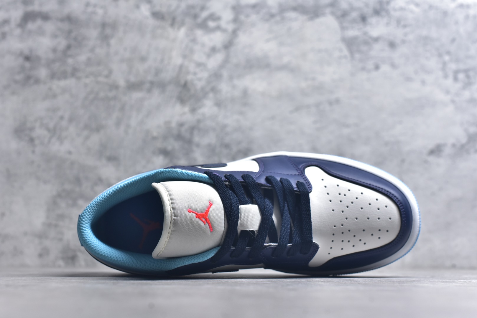 图片[4]-#Air Jordan AJ1 Low 低帮 553558-149 全新流水线出品 DT版本唯一平替选择 市场第二梯队最强版 全部原鞋开发 原楦原纸板开发 全鞋电脑针车 原厂内置全掌气垫 原盒内在原标 唯一Zp原版鞋带绑法 免检产品 全新2022版型 全头层皮料 完美零毛边处理 原厂配置全掌气垫 价格定位良心 几十个配色陆续出货 实拍调校N版已经零色差零失真 百分百还原实物色彩所见即所得 不存在货不对板色差等低级问题 选购参考实物拍摄 不混卖不参货 只用心做好货严格选品 承诺混一赔十 尺码：36 36.5 37.5 38 38.5 39 40 40.5 41 42 42.5 43 44 44.5 45 46-选品中心