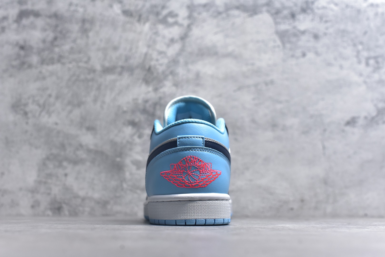 图片[5]-#Air Jordan AJ1 Low 低帮 553558-149 全新流水线出品 DT版本唯一平替选择 市场第二梯队最强版 全部原鞋开发 原楦原纸板开发 全鞋电脑针车 原厂内置全掌气垫 原盒内在原标 唯一Zp原版鞋带绑法 免检产品 全新2022版型 全头层皮料 完美零毛边处理 原厂配置全掌气垫 价格定位良心 几十个配色陆续出货 实拍调校N版已经零色差零失真 百分百还原实物色彩所见即所得 不存在货不对板色差等低级问题 选购参考实物拍摄 不混卖不参货 只用心做好货严格选品 承诺混一赔十 尺码：36 36.5 37.5 38 38.5 39 40 40.5 41 42 42.5 43 44 44.5 45 46-选品中心