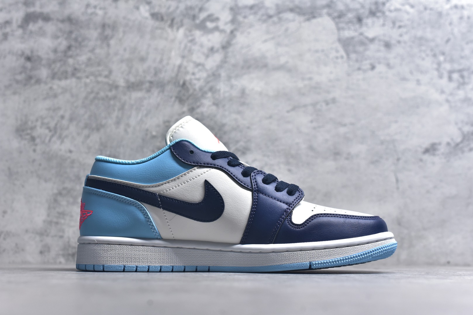 图片[3]-#Air Jordan AJ1 Low 低帮 553558-149 全新流水线出品 DT版本唯一平替选择 市场第二梯队最强版 全部原鞋开发 原楦原纸板开发 全鞋电脑针车 原厂内置全掌气垫 原盒内在原标 唯一Zp原版鞋带绑法 免检产品 全新2022版型 全头层皮料 完美零毛边处理 原厂配置全掌气垫 价格定位良心 几十个配色陆续出货 实拍调校N版已经零色差零失真 百分百还原实物色彩所见即所得 不存在货不对板色差等低级问题 选购参考实物拍摄 不混卖不参货 只用心做好货严格选品 承诺混一赔十 尺码：36 36.5 37.5 38 38.5 39 40 40.5 41 42 42.5 43 44 44.5 45 46-选品中心