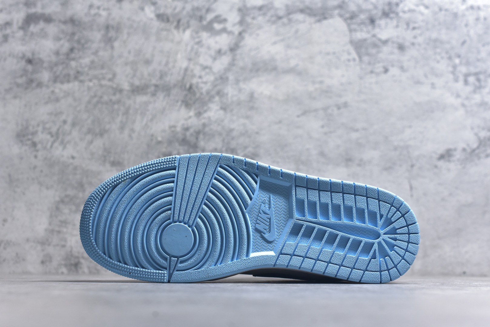 图片[6]-#Air Jordan AJ1 Low 低帮 553558-149 全新流水线出品 DT版本唯一平替选择 市场第二梯队最强版 全部原鞋开发 原楦原纸板开发 全鞋电脑针车 原厂内置全掌气垫 原盒内在原标 唯一Zp原版鞋带绑法 免检产品 全新2022版型 全头层皮料 完美零毛边处理 原厂配置全掌气垫 价格定位良心 几十个配色陆续出货 实拍调校N版已经零色差零失真 百分百还原实物色彩所见即所得 不存在货不对板色差等低级问题 选购参考实物拍摄 不混卖不参货 只用心做好货严格选品 承诺混一赔十 尺码：36 36.5 37.5 38 38.5 39 40 40.5 41 42 42.5 43 44 44.5 45 46-选品中心