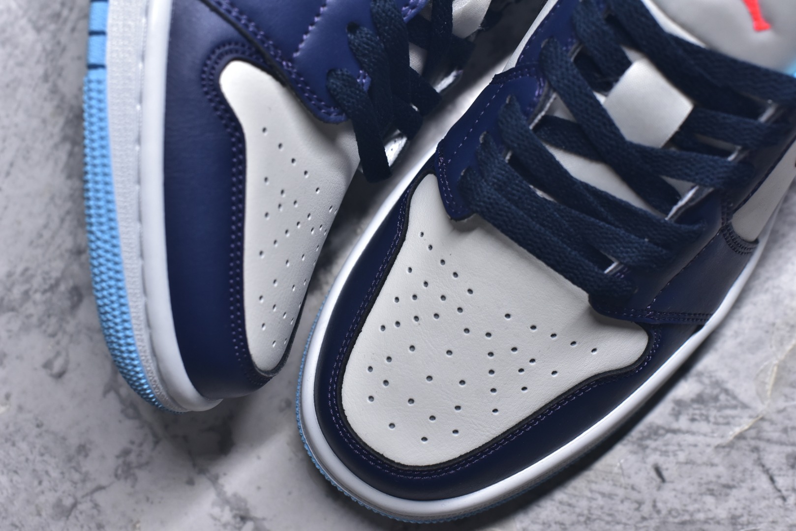 图片[8]-#Air Jordan AJ1 Low 低帮 553558-149 全新流水线出品 DT版本唯一平替选择 市场第二梯队最强版 全部原鞋开发 原楦原纸板开发 全鞋电脑针车 原厂内置全掌气垫 原盒内在原标 唯一Zp原版鞋带绑法 免检产品 全新2022版型 全头层皮料 完美零毛边处理 原厂配置全掌气垫 价格定位良心 几十个配色陆续出货 实拍调校N版已经零色差零失真 百分百还原实物色彩所见即所得 不存在货不对板色差等低级问题 选购参考实物拍摄 不混卖不参货 只用心做好货严格选品 承诺混一赔十 尺码：36 36.5 37.5 38 38.5 39 40 40.5 41 42 42.5 43 44 44.5 45 46-选品中心