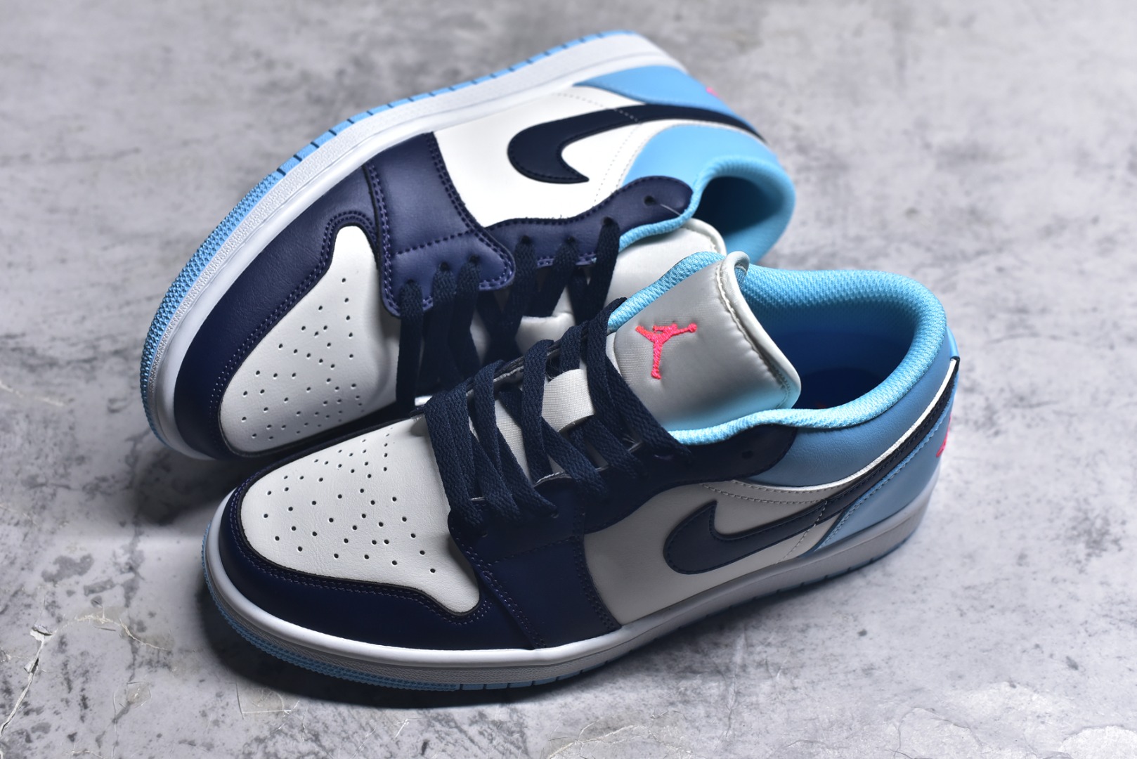 图片[7]-#Air Jordan AJ1 Low 低帮 553558-149 全新流水线出品 DT版本唯一平替选择 市场第二梯队最强版 全部原鞋开发 原楦原纸板开发 全鞋电脑针车 原厂内置全掌气垫 原盒内在原标 唯一Zp原版鞋带绑法 免检产品 全新2022版型 全头层皮料 完美零毛边处理 原厂配置全掌气垫 价格定位良心 几十个配色陆续出货 实拍调校N版已经零色差零失真 百分百还原实物色彩所见即所得 不存在货不对板色差等低级问题 选购参考实物拍摄 不混卖不参货 只用心做好货严格选品 承诺混一赔十 尺码：36 36.5 37.5 38 38.5 39 40 40.5 41 42 42.5 43 44 44.5 45 46-选品中心