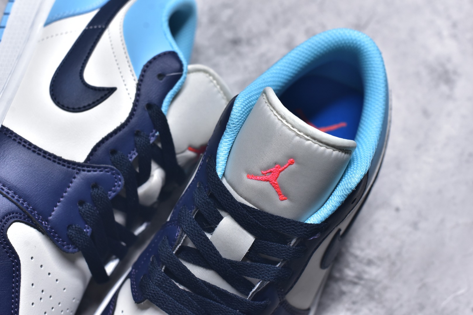 图片[9]-#Air Jordan AJ1 Low 低帮 553558-149 全新流水线出品 DT版本唯一平替选择 市场第二梯队最强版 全部原鞋开发 原楦原纸板开发 全鞋电脑针车 原厂内置全掌气垫 原盒内在原标 唯一Zp原版鞋带绑法 免检产品 全新2022版型 全头层皮料 完美零毛边处理 原厂配置全掌气垫 价格定位良心 几十个配色陆续出货 实拍调校N版已经零色差零失真 百分百还原实物色彩所见即所得 不存在货不对板色差等低级问题 选购参考实物拍摄 不混卖不参货 只用心做好货严格选品 承诺混一赔十 尺码：36 36.5 37.5 38 38.5 39 40 40.5 41 42 42.5 43 44 44.5 45 46-选品中心