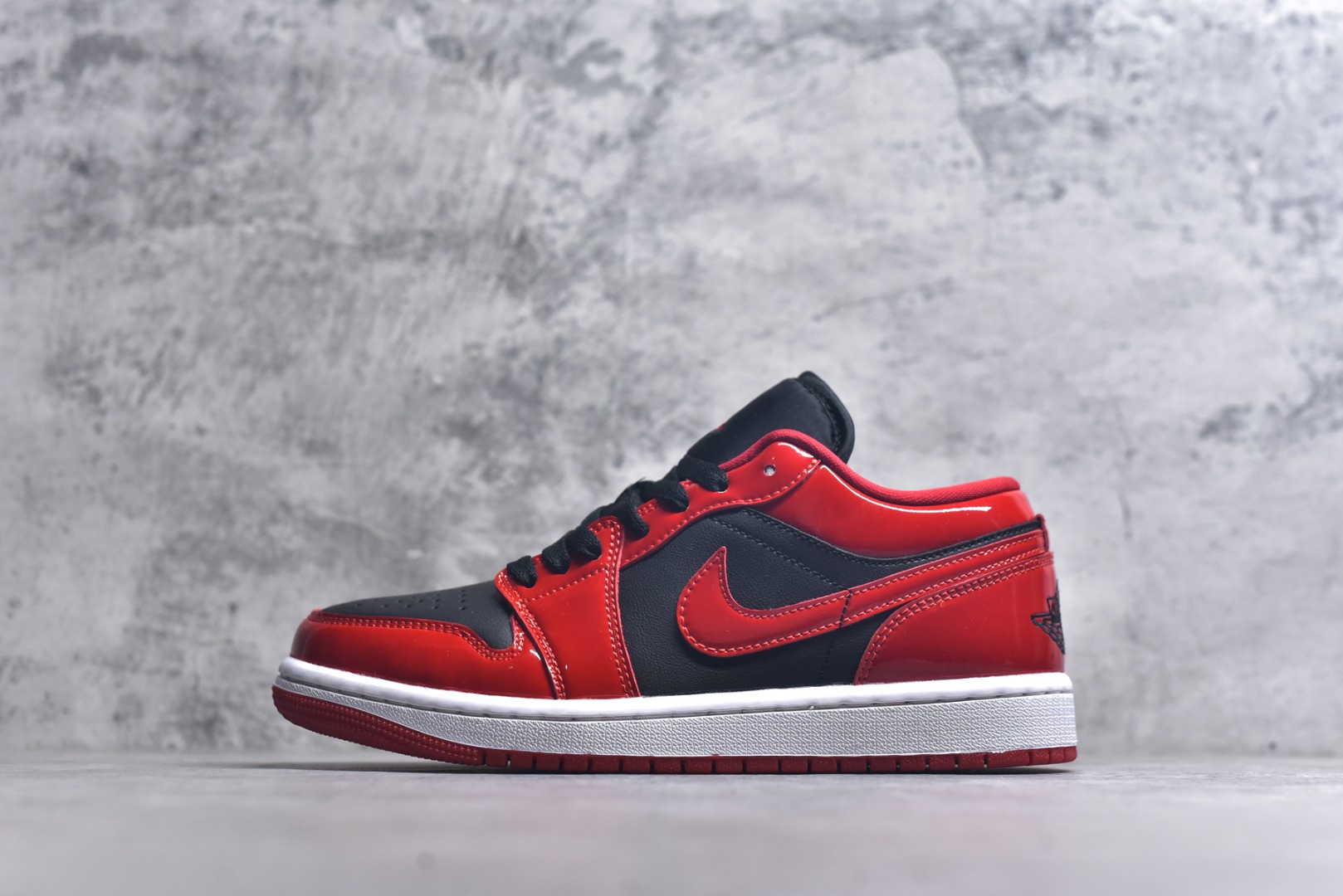 #Air Jordan AJ1 Low 低帮 HV4089-006 全新流水线出品 DT版本唯一平替选择 市场第二梯队最强版 全部原鞋开发 原楦原纸板开发 全鞋电脑针车 原厂内置全掌气垫 原盒内在原标 唯一Zp原版鞋带绑法 免检产品 全新2022版型 全头层皮料 完美零毛边处理 原厂配置全掌气垫 价格定位良心 几十个配色陆续出货 实拍调校N版已经零色差零失真 百分百还原实物色彩所见即所得 不存在货不对板色差等低级问题 选购参考实物拍摄 不混卖不参货 只用心做好货严格选品 承诺混一赔十 尺码：36 36.5 37.5 38 38.5 39 40 40.5 41 42 42.5 43 44 44.5 45 46-选品中心