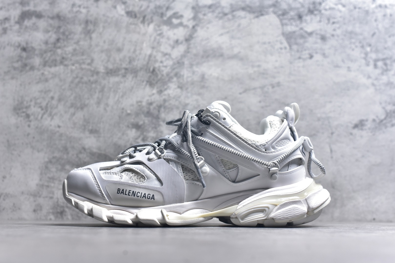 #Balenciaga 巴黎世家3.0低帮老爹鞋 定制巴黎世家 Balenciaga3.0 Track.2 Open Sneaker 巴黎世家3.0 三代户外概念鞋 #鞋面采用176块部件组成 ,整双鞋子从头到尾难度极高 。原鞋购入时在开版方面耗时一个多月，里里外外已攻破任何细节部位 韩国订单需求 无可挑剔。货号：800590 WTRHK 9050 尺码：35 36 37 38 39 40 41 42 43 44 45 46-选品中心