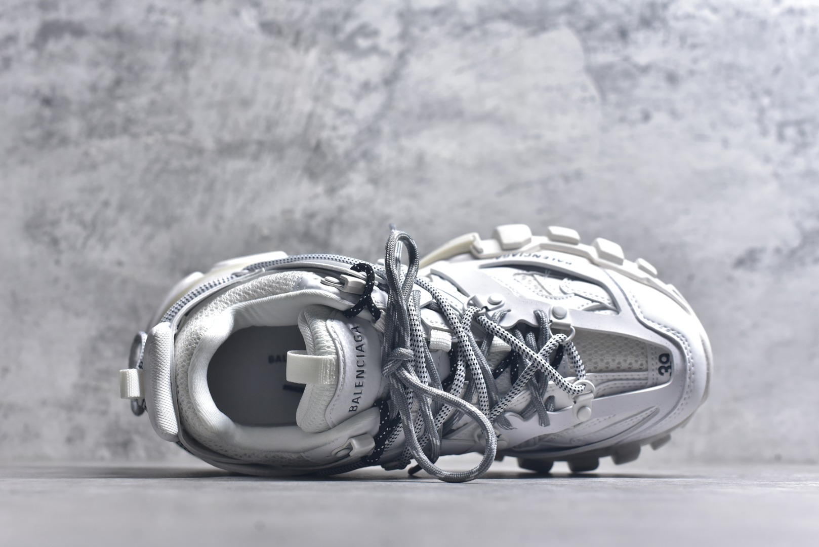图片[4]-#Balenciaga 巴黎世家3.0低帮老爹鞋 定制巴黎世家 Balenciaga3.0 Track.2 Open Sneaker 巴黎世家3.0 三代户外概念鞋 #鞋面采用176块部件组成 ,整双鞋子从头到尾难度极高 。原鞋购入时在开版方面耗时一个多月，里里外外已攻破任何细节部位 韩国订单需求 无可挑剔。货号：800590 WTRHK 9050 尺码：35 36 37 38 39 40 41 42 43 44 45 46-选品中心
