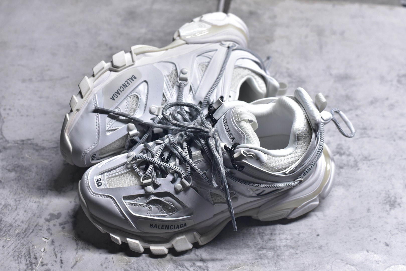 图片[7]-#Balenciaga 巴黎世家3.0低帮老爹鞋 定制巴黎世家 Balenciaga3.0 Track.2 Open Sneaker 巴黎世家3.0 三代户外概念鞋 #鞋面采用176块部件组成 ,整双鞋子从头到尾难度极高 。原鞋购入时在开版方面耗时一个多月，里里外外已攻破任何细节部位 韩国订单需求 无可挑剔。货号：800590 WTRHK 9050 尺码：35 36 37 38 39 40 41 42 43 44 45 46-选品中心