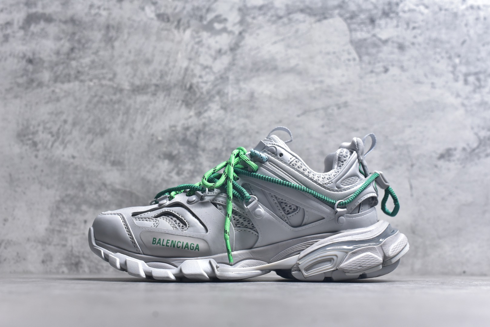 #Balenciaga 巴黎世家3.0低帮老爹鞋 定制巴黎世家 Balenciaga3.0 Track.2 Open Sneaker 巴黎世家3.0 三代户外概念鞋 #鞋面采用176块部件组成 ,整双鞋子从头到尾难度极高 。原鞋购入时在开版方面耗时一个多月，里里外外已攻破任何细节部位 韩国订单需求 无可挑剔。货号：800590 WTRHK 1340 尺码：35 36 37 38 39 40 41 42 43 44 45 46-选品中心