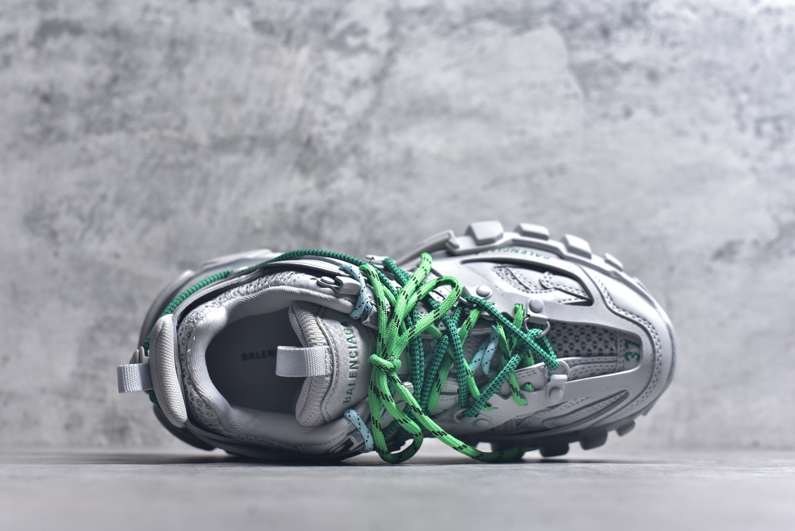 图片[4]-#Balenciaga 巴黎世家3.0低帮老爹鞋 定制巴黎世家 Balenciaga3.0 Track.2 Open Sneaker 巴黎世家3.0 三代户外概念鞋 #鞋面采用176块部件组成 ,整双鞋子从头到尾难度极高 。原鞋购入时在开版方面耗时一个多月，里里外外已攻破任何细节部位 韩国订单需求 无可挑剔。货号：800590 WTRHK 1340 尺码：35 36 37 38 39 40 41 42 43 44 45 46-选品中心