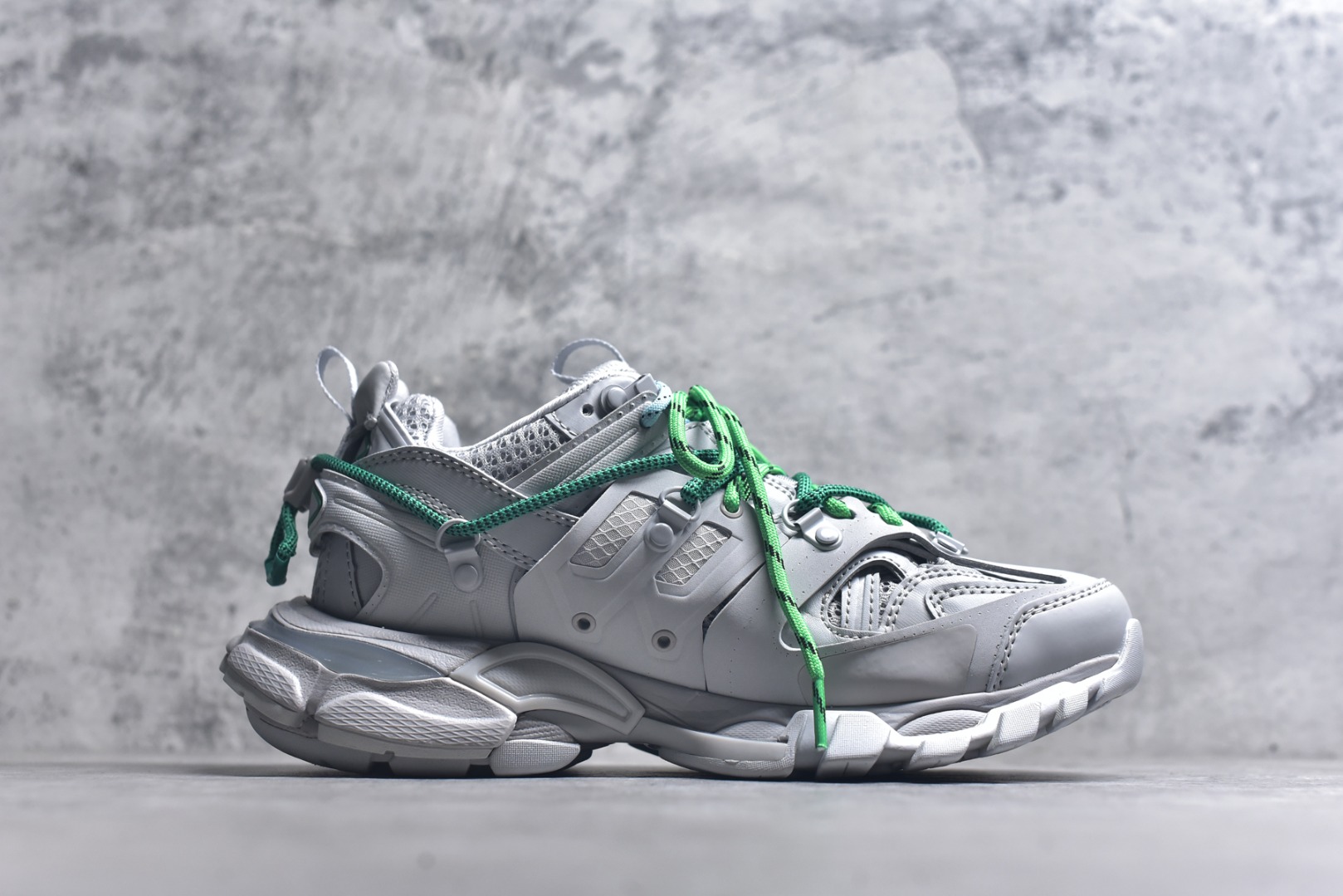 图片[3]-#Balenciaga 巴黎世家3.0低帮老爹鞋 定制巴黎世家 Balenciaga3.0 Track.2 Open Sneaker 巴黎世家3.0 三代户外概念鞋 #鞋面采用176块部件组成 ,整双鞋子从头到尾难度极高 。原鞋购入时在开版方面耗时一个多月，里里外外已攻破任何细节部位 韩国订单需求 无可挑剔。货号：800590 WTRHK 1340 尺码：35 36 37 38 39 40 41 42 43 44 45 46-选品中心