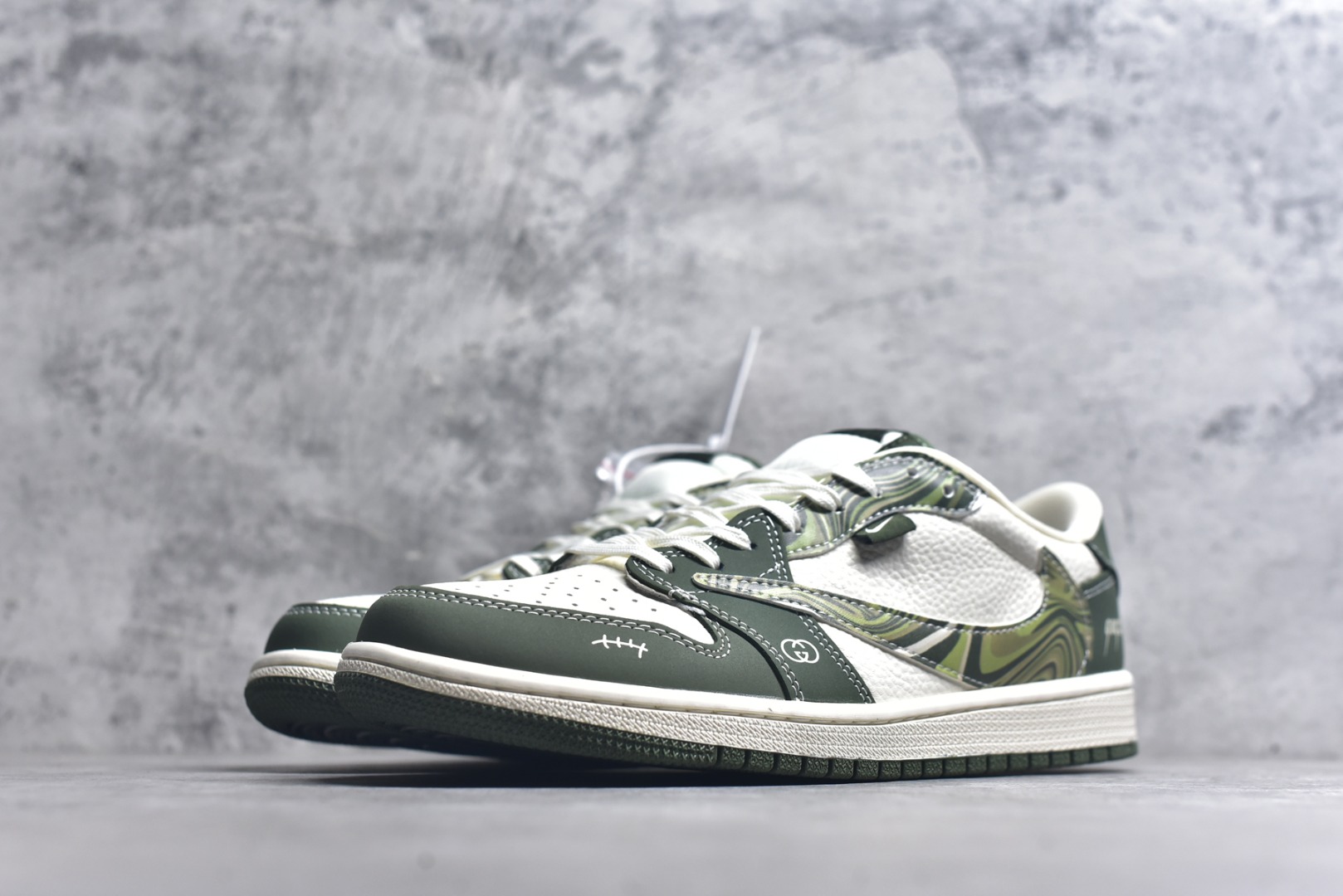图片[2]-#Travis Scott x Fragment Design x Air Jordan 1 Low OG SP AJ1 乔1古驰联名 波纹米绿 低帮文化休闲板鞋 XS2024-004 #多方联名合作融合了Travis Scott 独特的音乐风格，藤原浩个性的设计风格以及Jordan品牌的经典元素 使其成为一双具有独特身份和价值的鞋子 清新而立体的外观加上联名标识更突出了其独特身份 这种配色方案显示出活力和时尚感 在视觉上引人注目 鞋身的质感和细腻的细节处理使其显得高端而格调十足 这款“倒钩”联名是设计与创意完美结合 融合多方的个性风格是一款备受瞩目的潮流鞋款 尺码：36 36.5 37.5 38 38.5 39 40 40.5 41 42 42.5 43 44 44.5 45 9.E5-选品中心