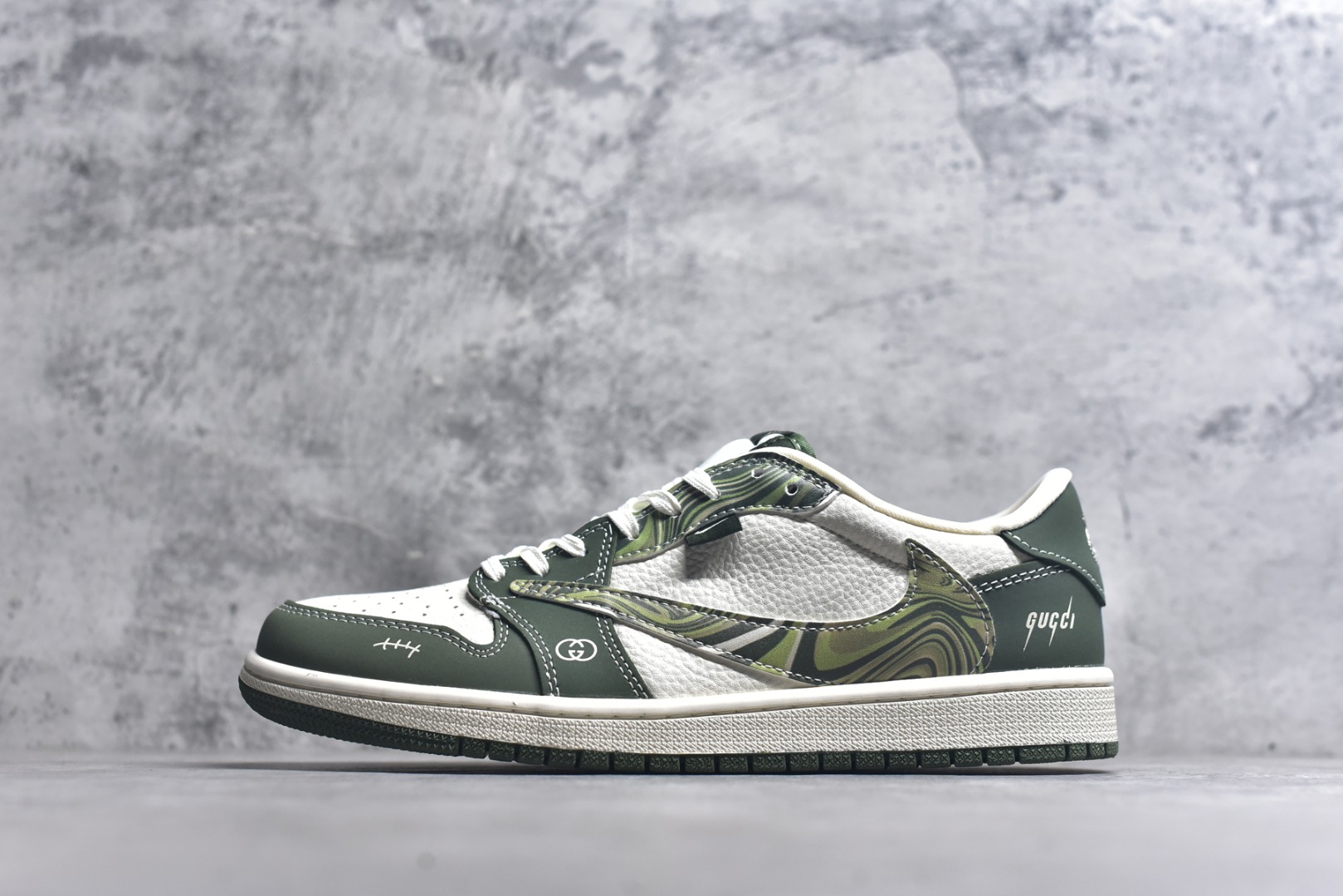 #Travis Scott x Fragment Design x Air Jordan 1 Low OG SP AJ1 乔1古驰联名 波纹米绿 低帮文化休闲板鞋 XS2024-004 #多方联名合作融合了Travis Scott 独特的音乐风格，藤原浩个性的设计风格以及Jordan品牌的经典元素 使其成为一双具有独特身份和价值的鞋子 清新而立体的外观加上联名标识更突出了其独特身份 这种配色方案显示出活力和时尚感 在视觉上引人注目 鞋身的质感和细腻的细节处理使其显得高端而格调十足 这款“倒钩”联名是设计与创意完美结合 融合多方的个性风格是一款备受瞩目的潮流鞋款 尺码：36 36.5 37.5 38 38.5 39 40 40.5 41 42 42.5 43 44 44.5 45 9.E5-选品中心