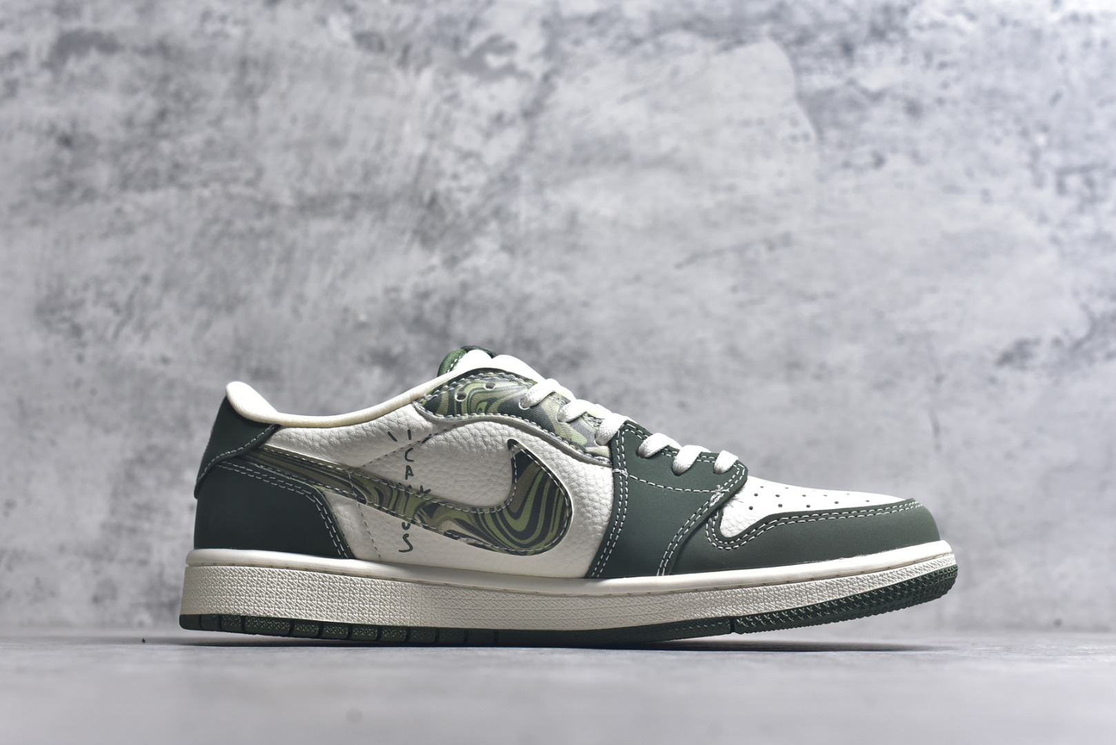 图片[3]-#Travis Scott x Fragment Design x Air Jordan 1 Low OG SP AJ1 乔1古驰联名 波纹米绿 低帮文化休闲板鞋 XS2024-004 #多方联名合作融合了Travis Scott 独特的音乐风格，藤原浩个性的设计风格以及Jordan品牌的经典元素 使其成为一双具有独特身份和价值的鞋子 清新而立体的外观加上联名标识更突出了其独特身份 这种配色方案显示出活力和时尚感 在视觉上引人注目 鞋身的质感和细腻的细节处理使其显得高端而格调十足 这款“倒钩”联名是设计与创意完美结合 融合多方的个性风格是一款备受瞩目的潮流鞋款 尺码：36 36.5 37.5 38 38.5 39 40 40.5 41 42 42.5 43 44 44.5 45 9.E5-选品中心