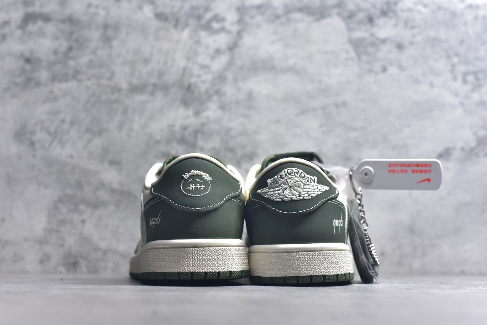 图片[5]-#Travis Scott x Fragment Design x Air Jordan 1 Low OG SP AJ1 乔1古驰联名 波纹米绿 低帮文化休闲板鞋 XS2024-004 #多方联名合作融合了Travis Scott 独特的音乐风格，藤原浩个性的设计风格以及Jordan品牌的经典元素 使其成为一双具有独特身份和价值的鞋子 清新而立体的外观加上联名标识更突出了其独特身份 这种配色方案显示出活力和时尚感 在视觉上引人注目 鞋身的质感和细腻的细节处理使其显得高端而格调十足 这款“倒钩”联名是设计与创意完美结合 融合多方的个性风格是一款备受瞩目的潮流鞋款 尺码：36 36.5 37.5 38 38.5 39 40 40.5 41 42 42.5 43 44 44.5 45 9.E5-选品中心