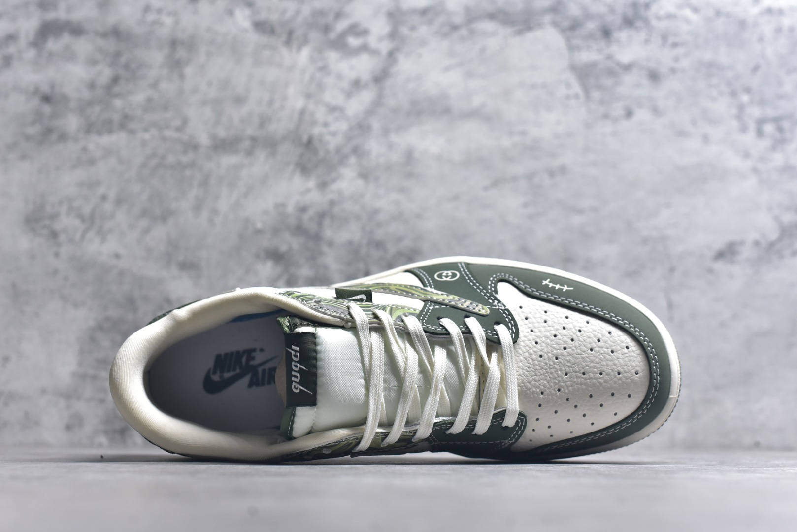 图片[4]-#Travis Scott x Fragment Design x Air Jordan 1 Low OG SP AJ1 乔1古驰联名 波纹米绿 低帮文化休闲板鞋 XS2024-004 #多方联名合作融合了Travis Scott 独特的音乐风格，藤原浩个性的设计风格以及Jordan品牌的经典元素 使其成为一双具有独特身份和价值的鞋子 清新而立体的外观加上联名标识更突出了其独特身份 这种配色方案显示出活力和时尚感 在视觉上引人注目 鞋身的质感和细腻的细节处理使其显得高端而格调十足 这款“倒钩”联名是设计与创意完美结合 融合多方的个性风格是一款备受瞩目的潮流鞋款 尺码：36 36.5 37.5 38 38.5 39 40 40.5 41 42 42.5 43 44 44.5 45 9.E5-选品中心