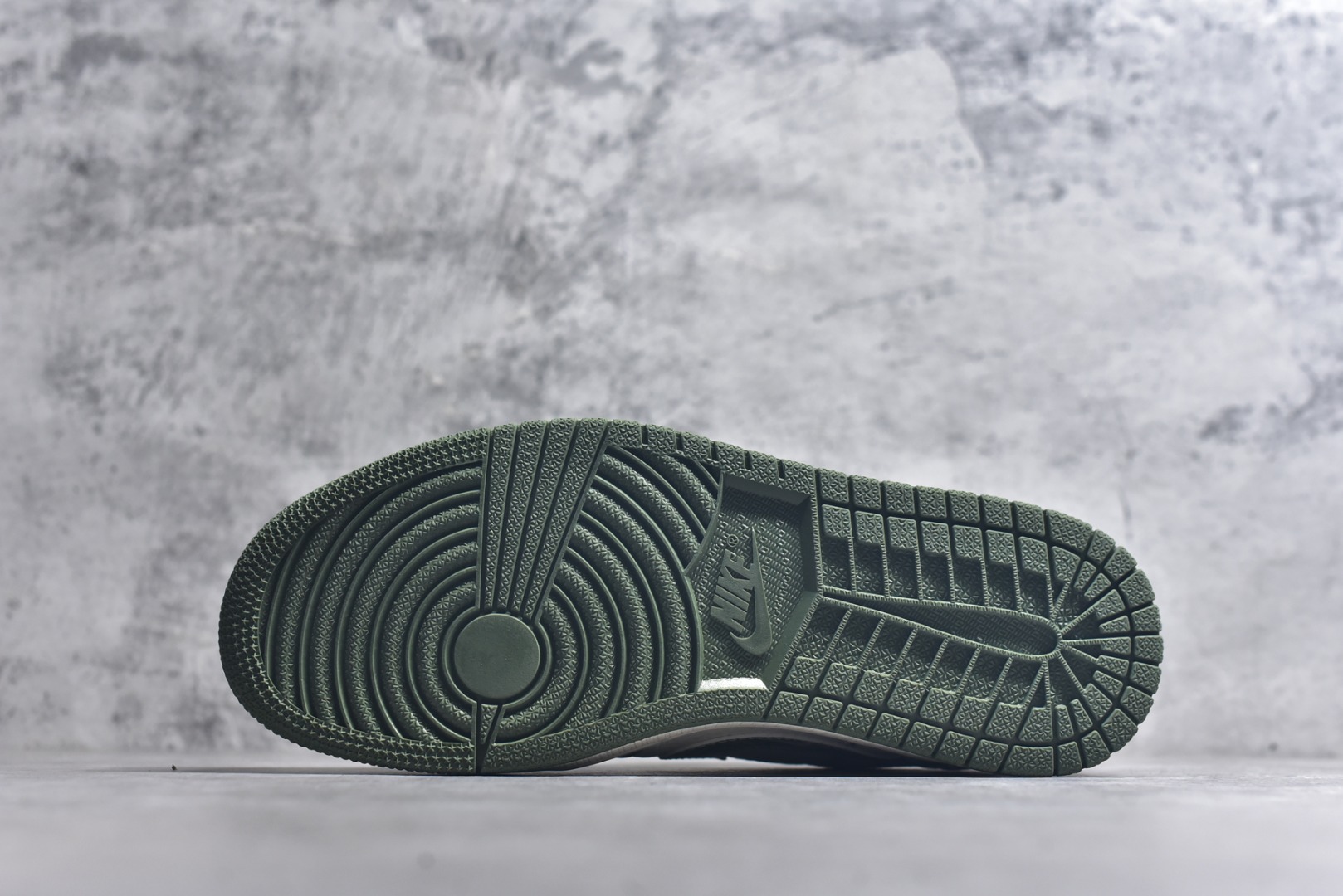 图片[6]-#Travis Scott x Fragment Design x Air Jordan 1 Low OG SP AJ1 乔1古驰联名 波纹米绿 低帮文化休闲板鞋 XS2024-004 #多方联名合作融合了Travis Scott 独特的音乐风格，藤原浩个性的设计风格以及Jordan品牌的经典元素 使其成为一双具有独特身份和价值的鞋子 清新而立体的外观加上联名标识更突出了其独特身份 这种配色方案显示出活力和时尚感 在视觉上引人注目 鞋身的质感和细腻的细节处理使其显得高端而格调十足 这款“倒钩”联名是设计与创意完美结合 融合多方的个性风格是一款备受瞩目的潮流鞋款 尺码：36 36.5 37.5 38 38.5 39 40 40.5 41 42 42.5 43 44 44.5 45 9.E5-选品中心